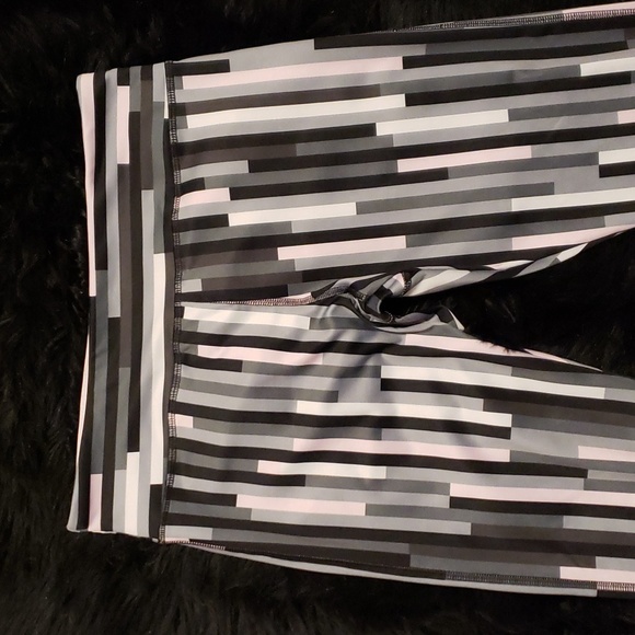 ⭐Free With Purchase⭐ - Picture 2 of 5